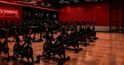Sala de Spinning GO Spinning com bikes indoor (render)